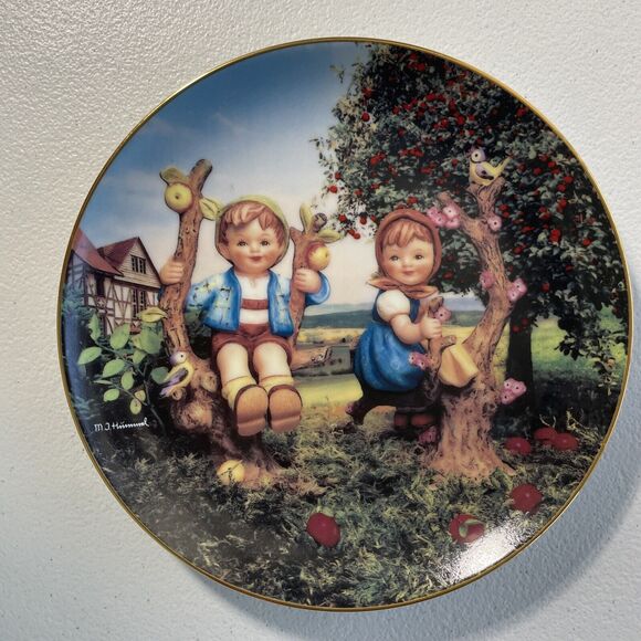 M I Hummel “APPLE TREE BOY AND GIRL” Plate The Danbury Mint Collector 1991 - Picture 1 of 10